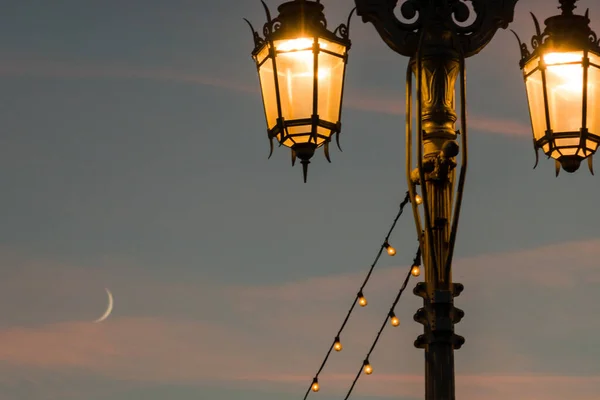 Vue Angle Bas Lampadaire Vintage Illuminé Avec Croissant Lune Visible — Photo