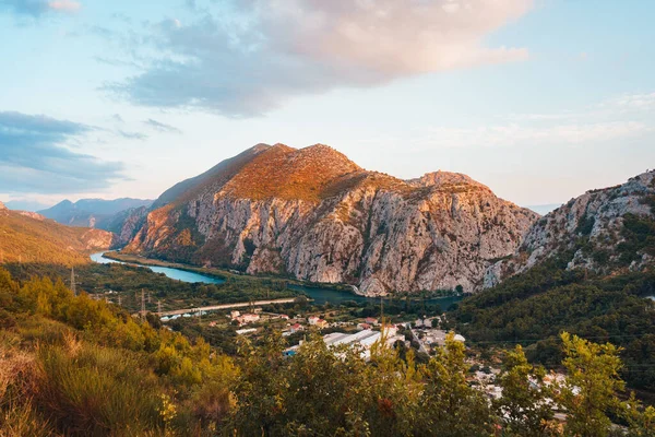 Une Vue Fascinante Ville Omis Sous Ciel Bleu Croatie — Photo