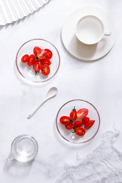Чаши Нарезанными Помидорами Черри Ложкой Посудой Белой Поверхности — стоковое фото