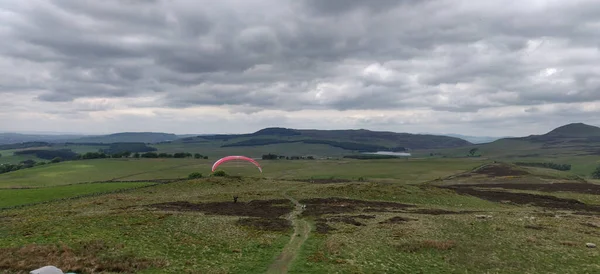 Fascinerande Grön Utsikt Över Landskapet Med Paraglider Flygning Molnig Dag — Stockfoto