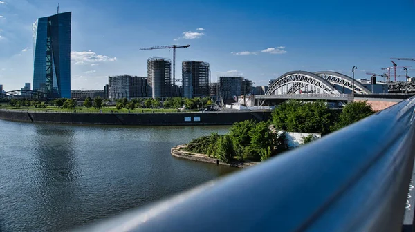 Main Rivier Onder Een Tegen Frankfurt Main Skyline Duitsland — Stockfoto