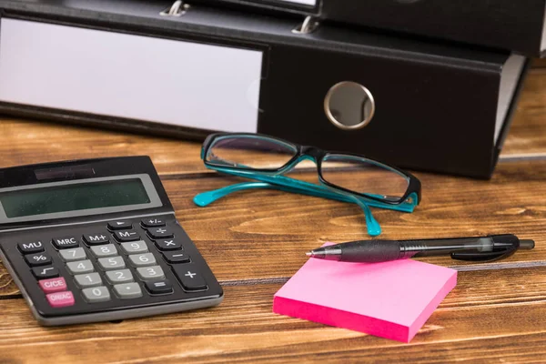 Een Close Shot Van Pen Roze Plakkerige Briefpapier Rekenmachine Blauwe — Stockfoto