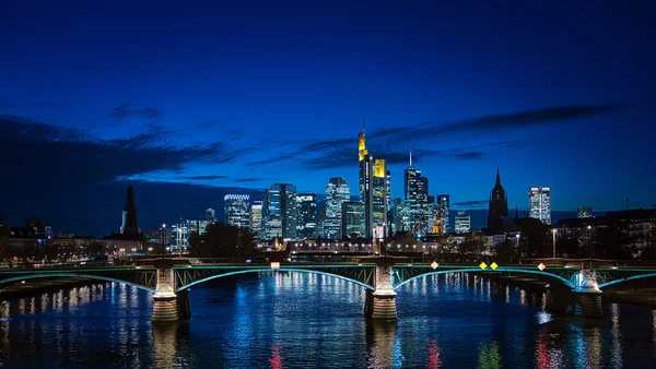 Die Beleuchtete Skyline Von Frankfurt Main Vor Blauem Nachthimmel — Stockfoto