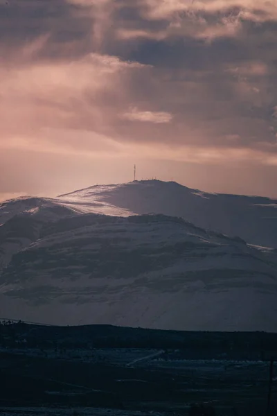 Een Prachtig Landschap Uitzicht Sneeuwkliffen Tegen Een Grijze Bewolkte Lucht — Stockfoto