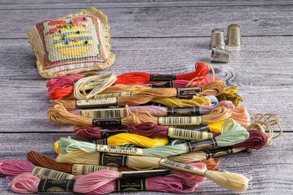 Uma Foto Fios Bordado Coloridos Travesseiro Alfinete Dedais Uma Mesa — Fotografia de Stock