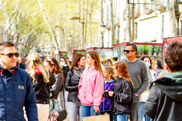 BARCELONA, İspanya - 4 Nisan 2022: Barcelona 'nın Rambla' sı Barcelona 'nın en işlek caddesinde yürüyen insanlarla dolu).