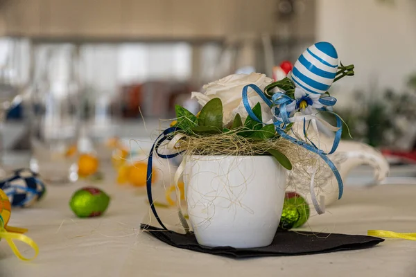 Bel Colpo Uovo Pasqua Decorativo Vaso Ceramica Con Una Rosa — Foto Stock