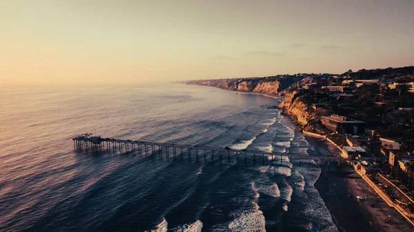 Veduta Una Spiaggia Una Città Tramonto Arancione — Foto Stock