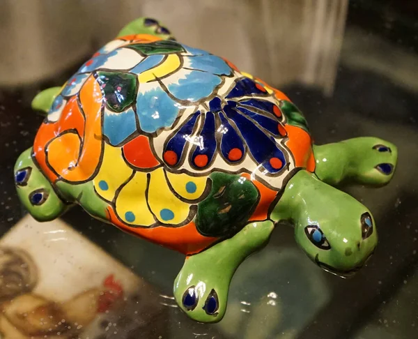 Primer Plano Una Figura Tortuga Colorida Pintada Mano — Foto de Stock