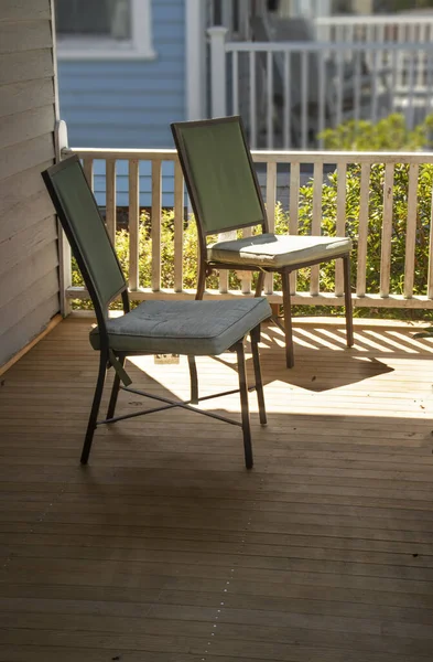 ノースカロライナ州ウィルミントンの家のポーチにある2つの椅子の閉鎖 — ストック写真
