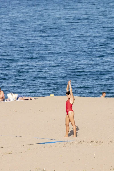 Una Donna Costume Rosso Che Allunga Prima Giocare Beach Volley — Foto Stock