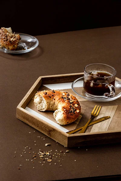 テーブルの上に種と紅茶と新鮮なパンのバゲルロールのクローズアップショット — ストック写真