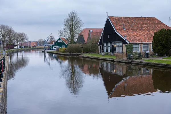 Malowniczy Widok Domów Odzwierciedlających Kanale Workum Holandia Ponury Dzień — Zdjęcie stockowe