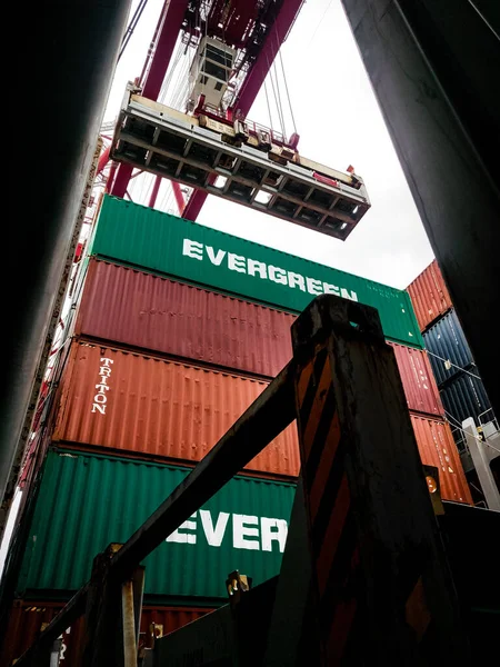 Singapur Bir Liman Taşımacılığının Düşük Açısı Metalik Kargolar Transferi — Stok fotoğraf