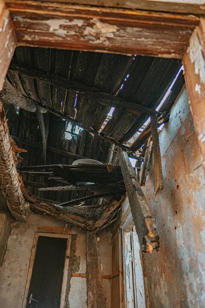 Plan Rapproché Une Maison Abandonnée Avec Vieux Pneus — Photo