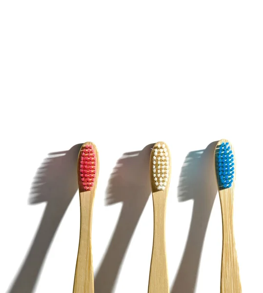 Zdjęcie Przyjazne Dla Środowiska Bambusowe Szczoteczki Zębów Czerwonym Białym Niebieskim — Zdjęcie stockowe