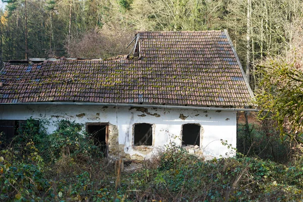 Une Maison Délabrée Dans Village Près Une Forêt — Photo