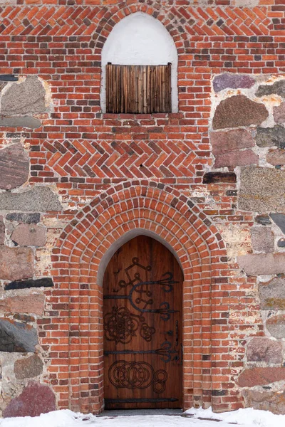 Eine Vertikale Aufnahme Einer Alten Holztür Auf Dem Hintergrund Einer — Stockfoto