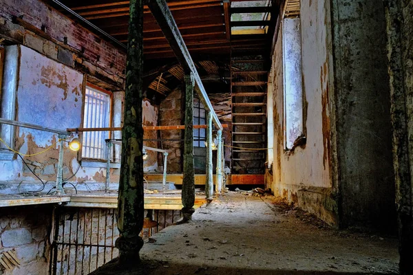 一座废弃的建筑 墙壁破碎 楼梯老旧 地板上尘土飞扬 — 图库照片