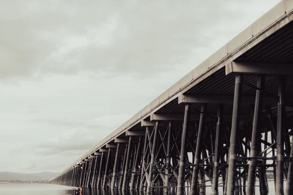 Smutný Den Venku Pláži Velkým Mostem Pod Zataženou Oblohou — Stock fotografie
