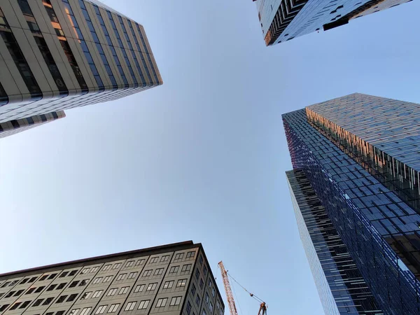 Låg Vinkel Skott Vackra Glas Skyskrapor Den Klarblå Himlen — Stockfoto