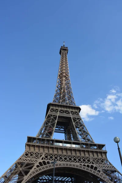 Низький Кут Знімок Ейфелевої Вежі Париж Франція Синього Ясного Неба — стокове фото