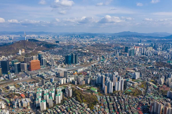 青空の下の建物に囲まれたソウルの空中都市 — ストック写真