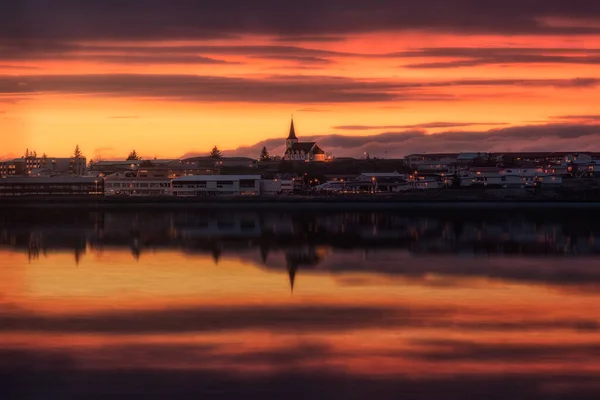 Ein Schöner Blick Auf Einen Orangefarbenen Abendhimmel Über Einer Stadt — Stockfoto