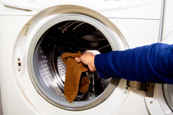 Uma Mão Uma Mulher Lavando Roupa Uma Máquina Lavar — Fotografia de Stock