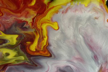 Soyut akışkan sanatın kırmızı, sarı ve beyaz renklerde yakın plan çekimi.