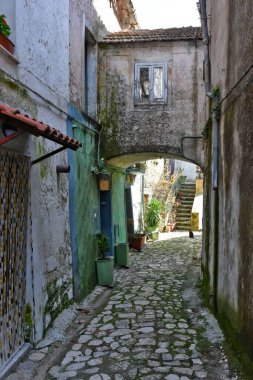 İtalya 'nın Caserta ilindeki Pietramelara kasabasında bir kemer boyunca dar bir sokak..
