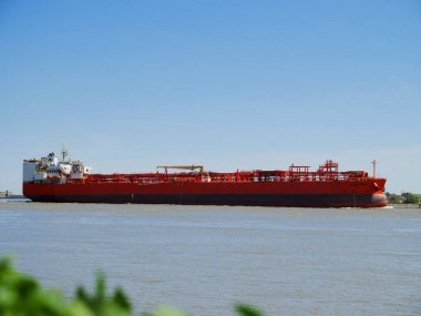 New Orleans 'taki Mississippi Nehri' nde büyük bir tanker gemisinin manzarası.