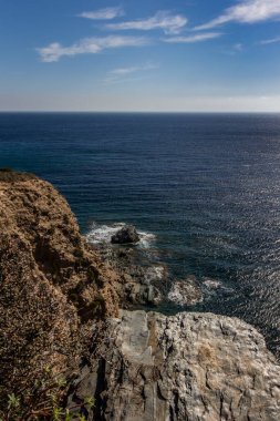 İtalya 'nın Sardegna adasında güzel kayalık bir sahil.