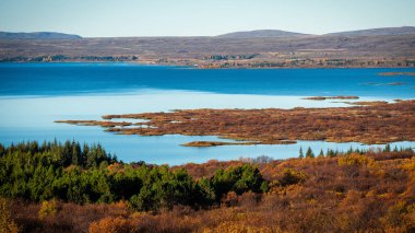 Güneş ışığıyla Kuzey Atlantik Adası 'nın güzel bir manzarası
