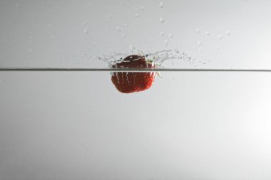 Çilek suya düştü.