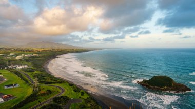 Yeni Zelanda 'daki Paritutu Rock Yeni Plymouth' un doğal bir görüntüsü.