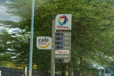 Zimbabwe 'deki dijital yakıt fiyatları, sık ağaçlarla çevrili.
