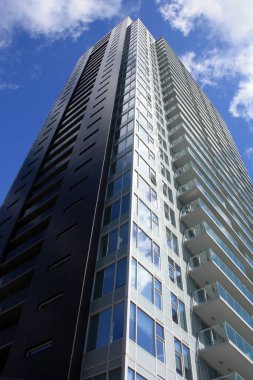 Güneşli bir günde King George Hub, Surrey, British Columbia, Kanada 'da mavi gökyüzüne karşı alçak açılı bir yerleşim yeri görüntüsü.