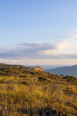 Dağın tepesinden güzel bir manzara diğer dağı gösteren yeşille kaplı.