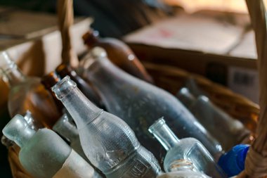 Boş cam şişelerin yakın plan çekimi.