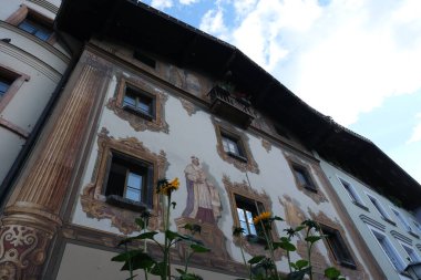 Berchtesgaden 'deki Hirschenhaus cephesi. Seçici odak.