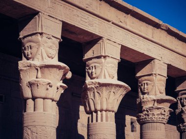 Aswan 'daki Antik Mısır tarzı bir binanın sütunları.