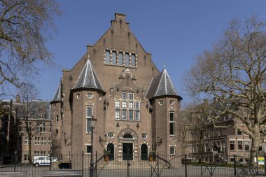 Amsterdam, Hollanda 'daki tarihi Tropics Enstitüsü ve müzesinin dış cephe mimarisi bölümü inşa ediliyor..
