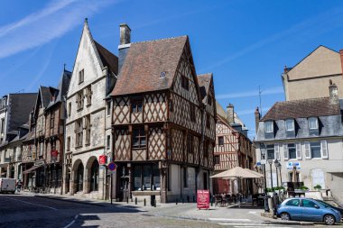 Bourges, Fransa 'daki caddelerin ve tarihi binaların açık hava görüntüsü