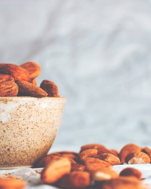 Beyaz arkaplanlı bademlerin yakın plan görüntüsü