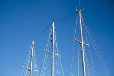 Rotterdam, Hollanda 'da mavi gökyüzü arka planında bir yelkenlinin direğine yakın çekim