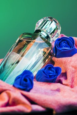 Yapay mavi çiçekli dikey parfüm şişesi.