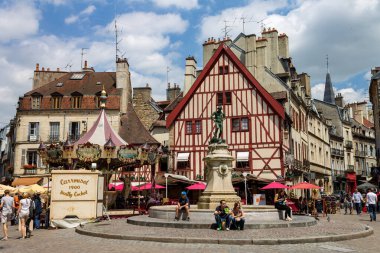 Güneşli bir günde Francois Rude Meydanı 'ndaki Bareuzai heykeli ve fıskiyesi mavi gökyüzüne karşı, Cote d' Or, Dijon, Fransa