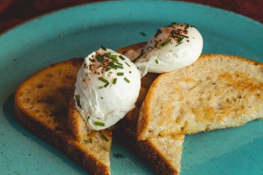 Kaynamış yumurtalı tostların yakın plan çekimi.