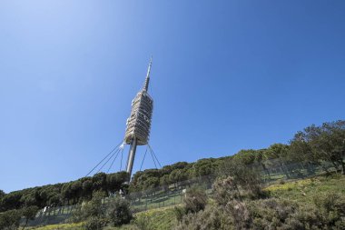 Barcelona, Katalonya, İspanya 'daki Collserola iletişim kulesinin düşük açılı görüntüsü